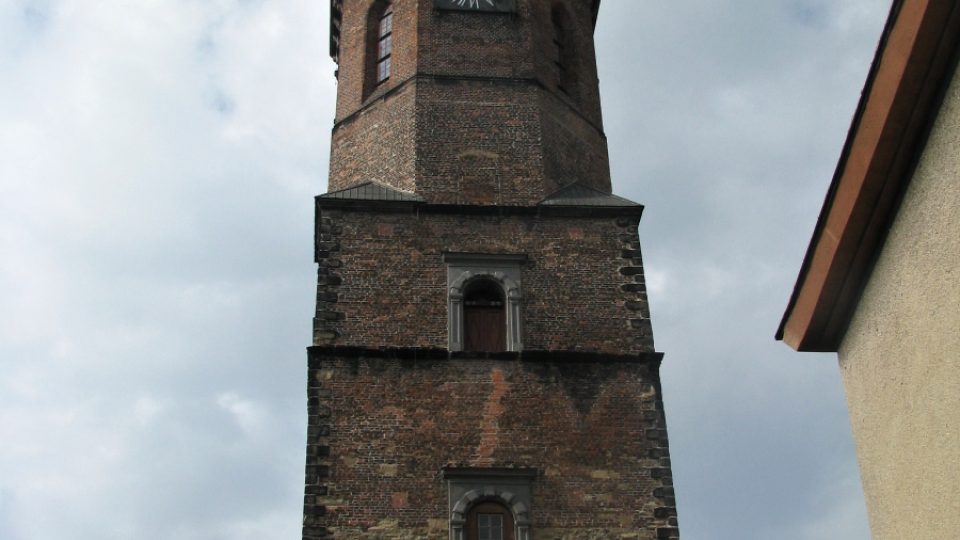 Dveře ve věží slouží k umístění zvonů