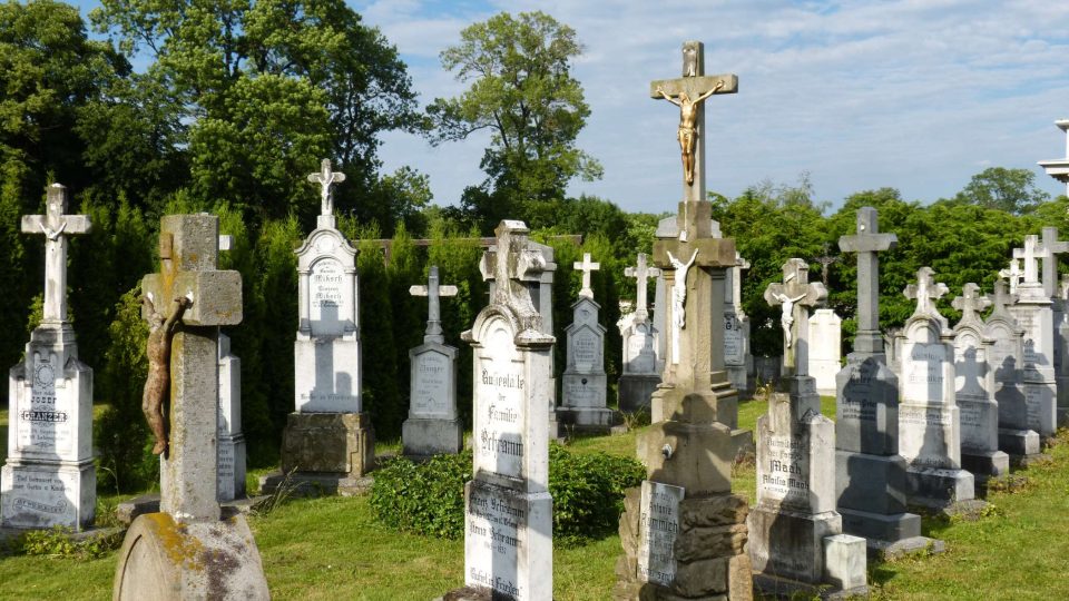 Staré německé náhrobky na kunínském hřbitově