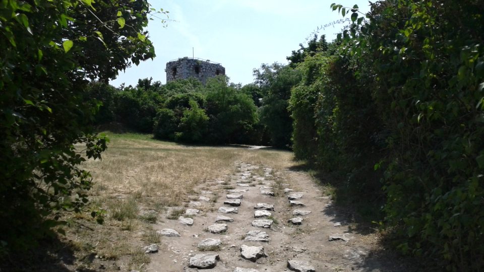 Kozí hrádek původně sloužil k obraně města