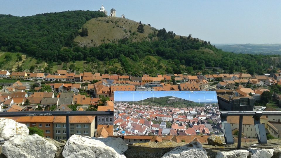 Z vrcholu věže se mohou turisté pokochat i sousedním Svatým kopečkem