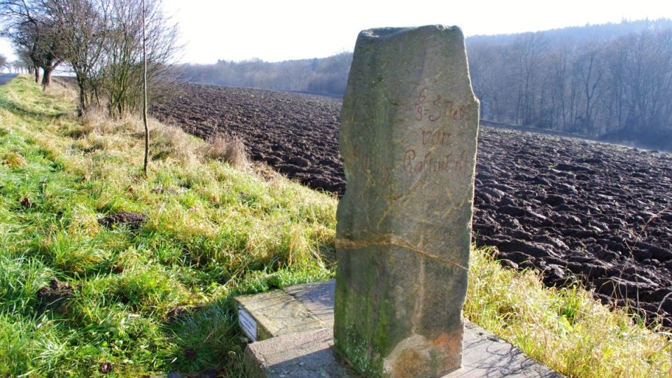 Milník mezi Líšnicí a Lošticemi