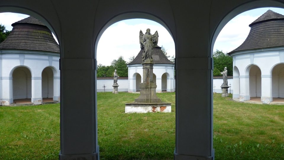 Pohled do hřbitova. Uvnitř jsou umístěné originály soch z barokního mostu