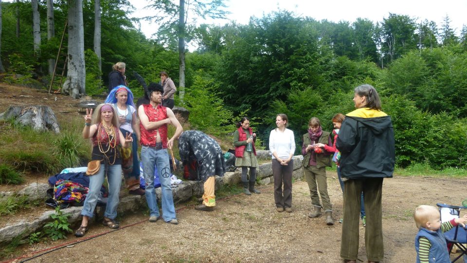 Herci Kateřinského sousedského divadla na zkoušce pár dnů před představení  Sen noci Kateřinské