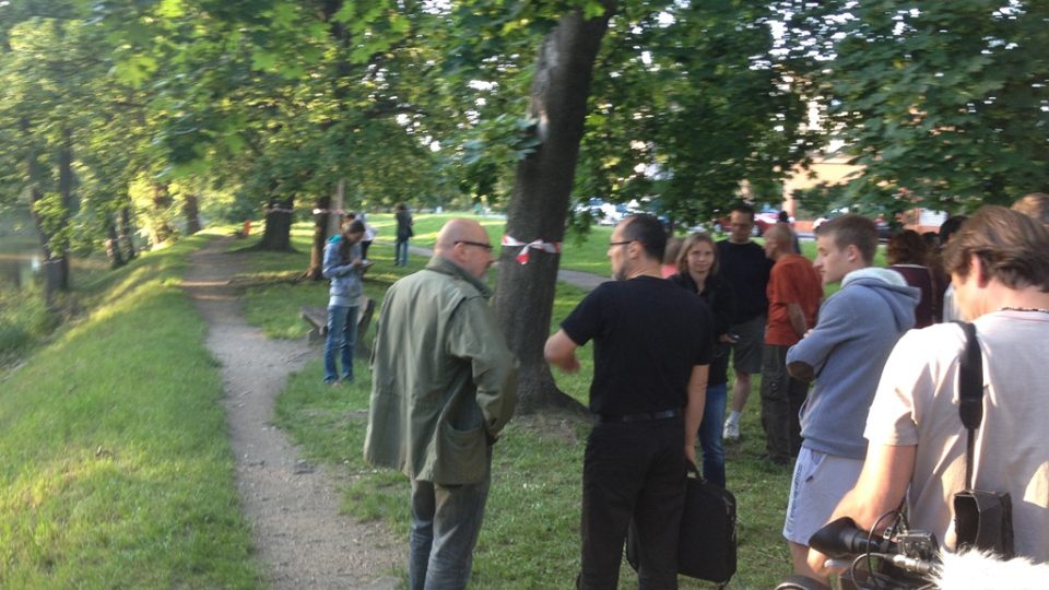 Lidé podepisují petici proti úpravám Malše u Malého jezu v Českých Budějovicích