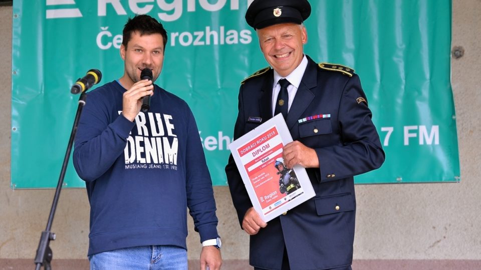 Moderátor Patrik Rozehnal (vlevo) se starostou hasičů Františkem Dvořákem