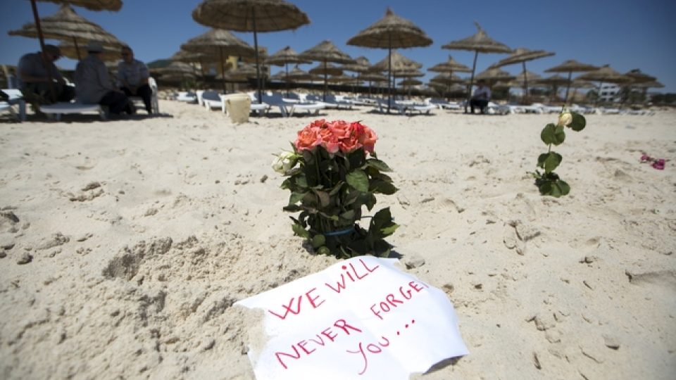Lidé na pláž, kde došlo k útoku, přinášejí květiny a vzkazy