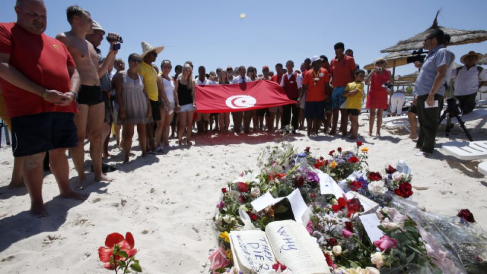 Lidé přinášejí na pláž, kde došlo k útoku, květiny a vzkazy