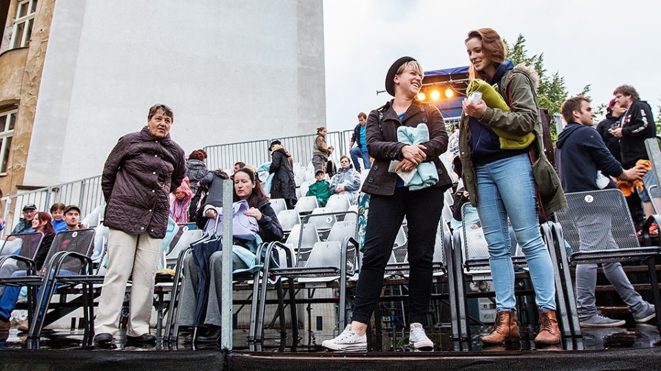 „Prokletí rodu Baskervillů“ vrací festival „Divadelní léto pod plzeňským nebem“ do Proluky v Křižíkových sadech. V hlavní roli Sherlocka Holmese uvidí publikum plzeňského rodáka a známého herce Pavla Baťka