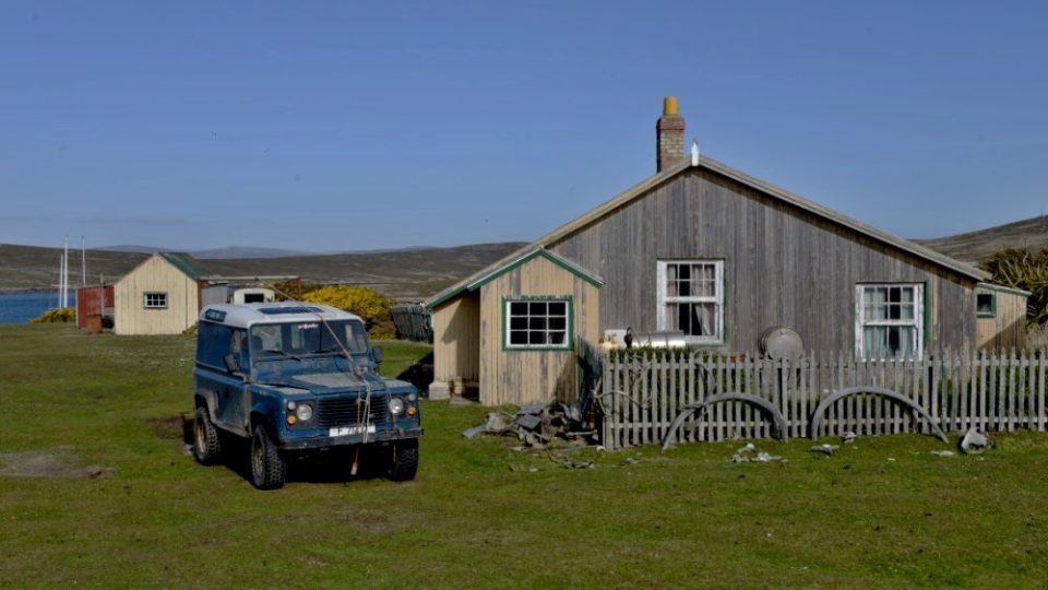 Život na ostrově Beaver; soukromý ostrov, který patří známému kapitánovi Jerome Poncetovi (Falklandské ostrovy) 