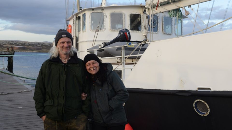 Olga Šilhová s manželem před jachtou Golden Fleece po obeplutí jižní části Falkland (Falklandské ostrovy) 