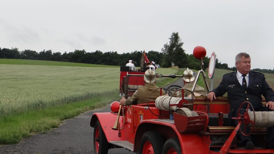 Hasičské vozy míří k památníku v Háji ve Slezsku