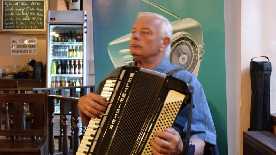 Na harmoniku hrál Evžen Drobek