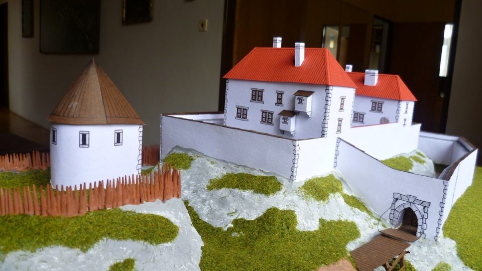 Papírový model Rabštejna je uložený na obecním úřadě v Dukovanech