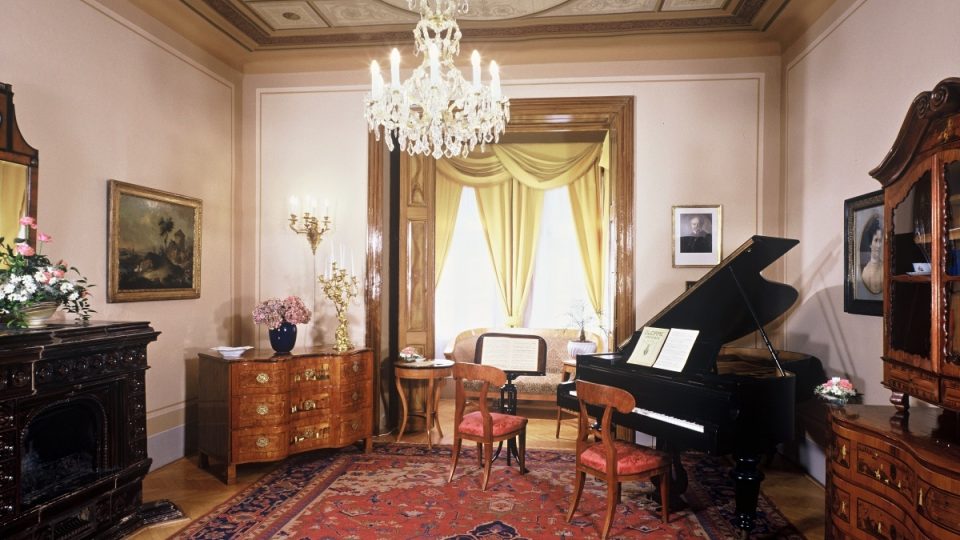 V Památníku Antonína Dvořáka umístěném v zámku ve Vysoké je dodnes hudební salon