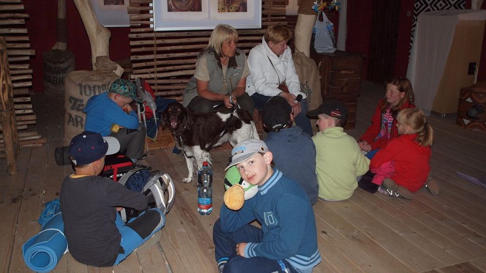 Táborákem, večerní procházkou pavilonů a noční jízdou po Safari - tak se loučily děti z Darwinovy stanice královédvorské ZOO se školou 