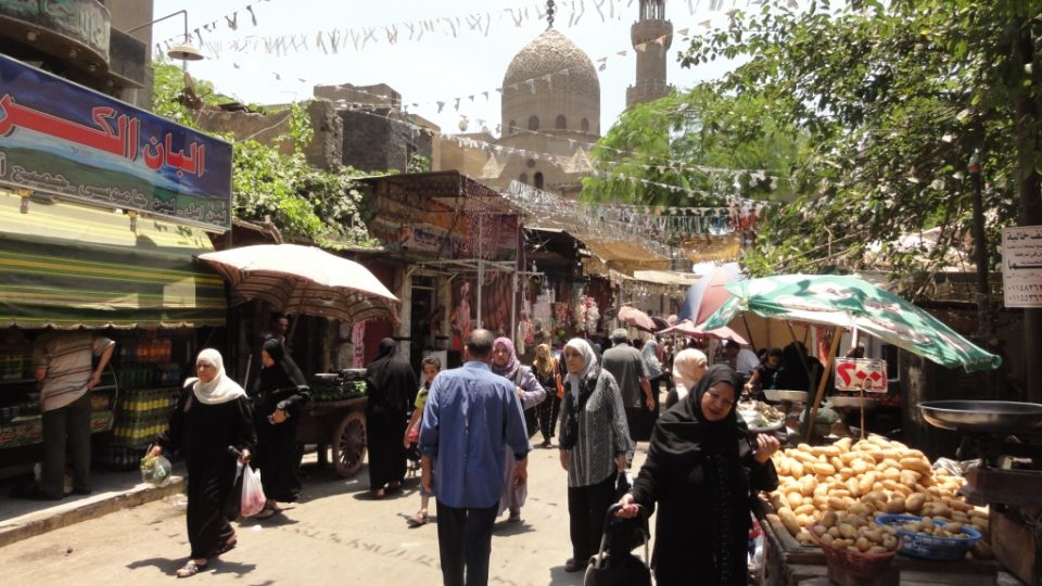 Ulice středověké Káhiry ve dnech ramadánového poklidu