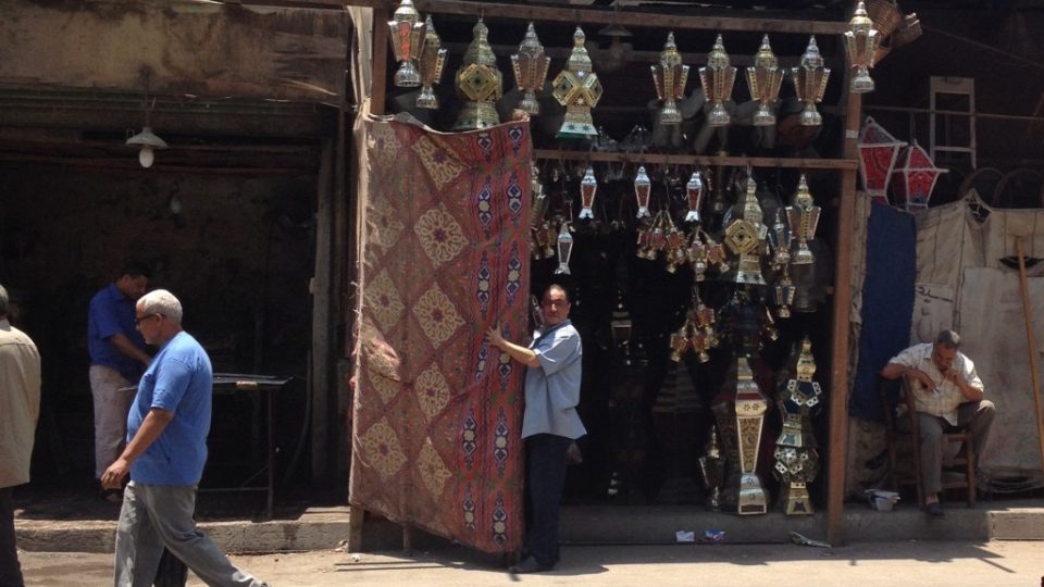 Před ramadánem se prodávají fanúsy na každém káhirském rohu