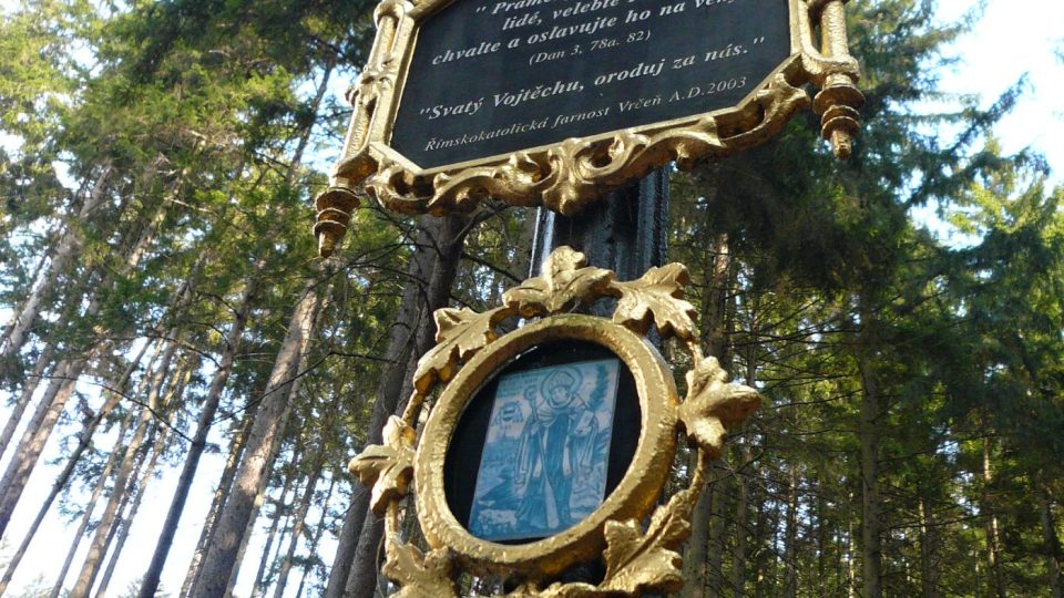 Křížek u studánky Dobrá voda s obrázkem sv. Vojtěcha