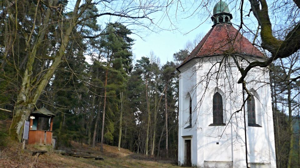 Prostranství před kaplí sv. Vojtěcha na vrchu Chlum u Vrčeně