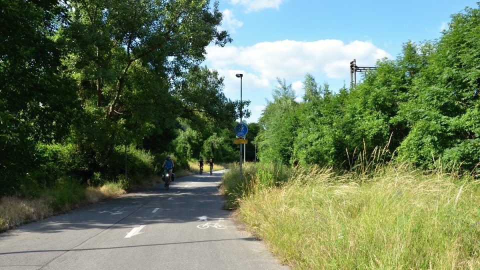 Stezka podél Barrandovských skal je vhodná pro pěší, cyklisty i kočárky