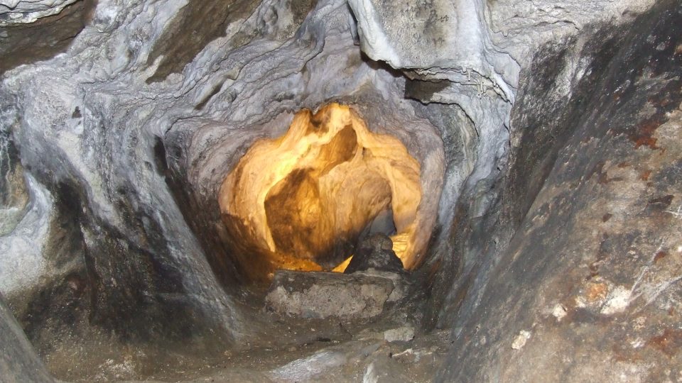 Dávnými návštěvami očazené stěny jeskyně pokrývají nově vytvářené povlaky bílého nickamínku