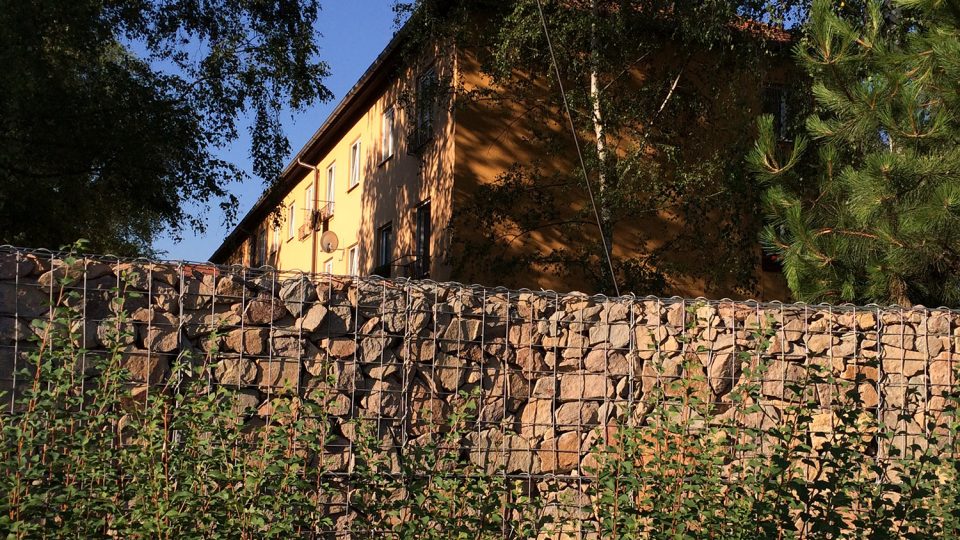 Gabionová zeď chrání před hlukem přilehlé domy