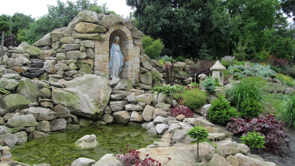 Zákoutí s jezírkem a sochou Panny Marie