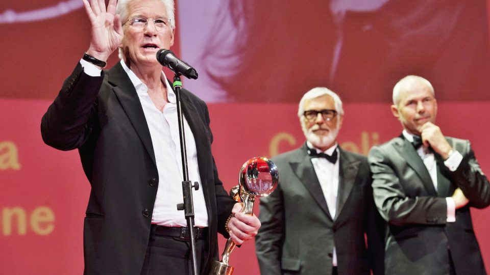 Richard Gere převzal Křišťálový globus za mimořádný umělecký přínos světové kinematografii od prezidenta festivalu Jiřího Bartošky