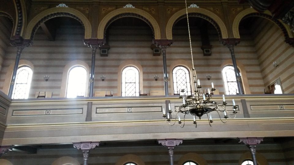 Pohled na ženskou galerii synagogy