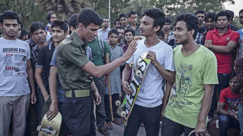 Jezdit na skejtu je v Bangladéši nezvyklé a vzbudili pozornost i policisty