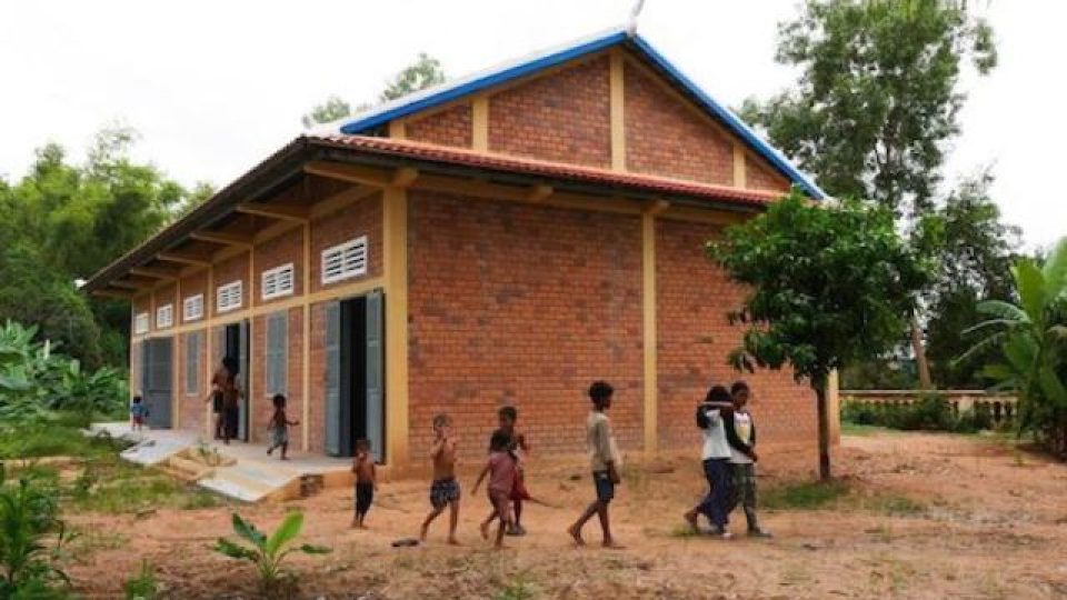 Škola v kambodžské vesnici Bantayrersey, která vznikla díky Veronice Pospíšilové