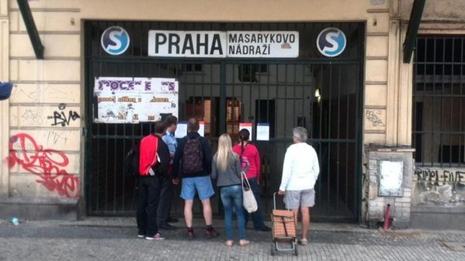 Masarykovo nádraží je zavřeno z důvodu vykolejení vlaku
