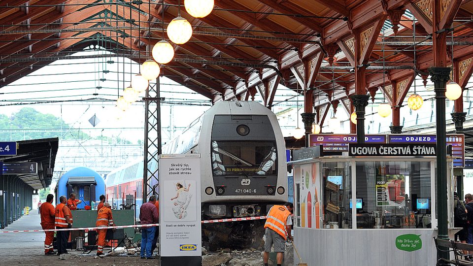 Masarykovo nádraží v Praze je uzavřeno kvůli vykolejení vlaku