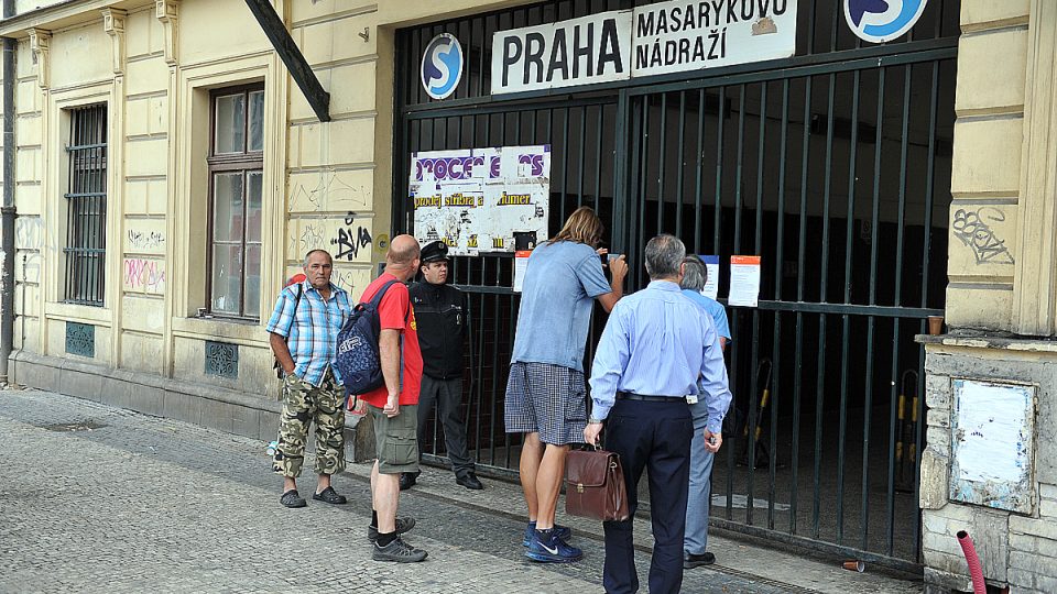 Masarykovo nádraží v Praze je uzavřeno kvůli vykolejení vlaku