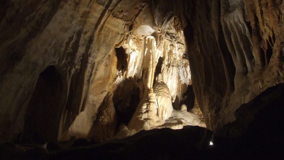 Zákoutí se stalaktity, stalagmity a stalagnátem