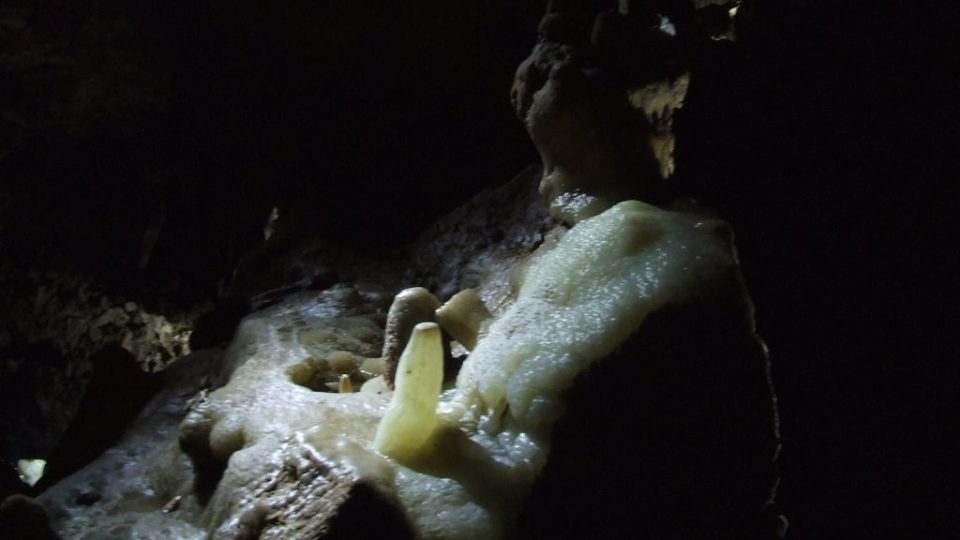 Stalagmit a sintrová poleva z čistého kalcitu ve Velkém dómu