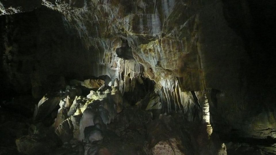 Kaskádovité stalagmity a sintrové polevy tvoří útvar zvaný Pagoda v zadní části Velkého dómu