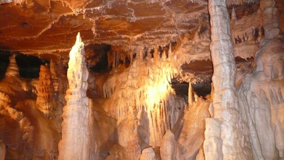 Malá prostora zvaná Loutkové divadélko má ojedinělou krápníkovou výzdobu - pod rovným stropem s trhlinami lemovanými jen kratičkými stalaktity, se překvapivě vytvořily masivní sintrové polevy a stalagmity.