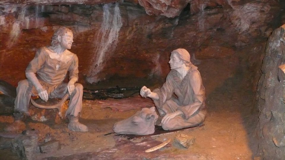  Magdalénští lovci sobů při zpracovávání úlovku v expozici malého podzemního muzea