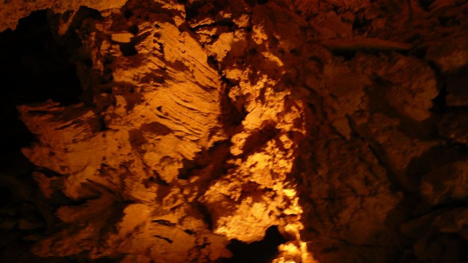 Korozí silně rozrušené stěny jeskyně - typická "turoldská výzdoba" připomínající mořské korálové útesy