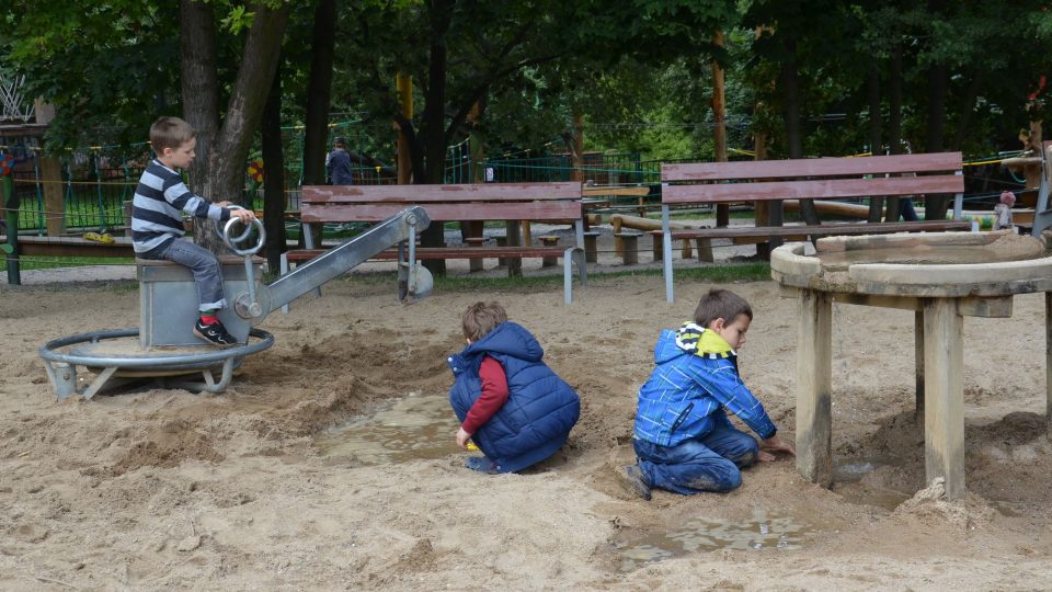 Děti staví v písku přehrady
