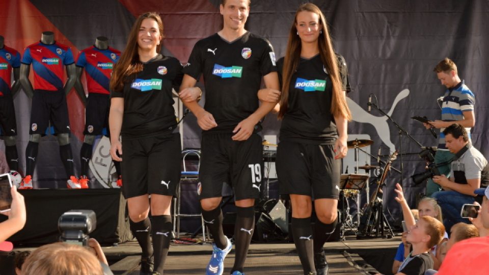 Fotbalisté FC Viktoria Plzeň představili nové dresy. Změnou prošly všechny tři sady, domácí i venkovní