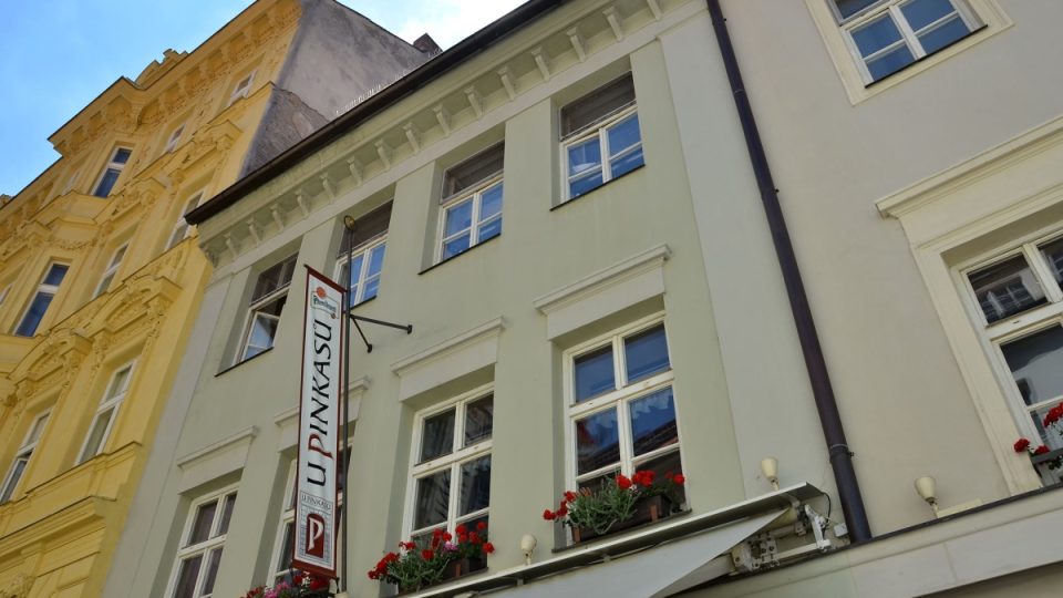 Restaurace U Pinkasů stojí v centru Prahy, na Jungmannově náměstí
