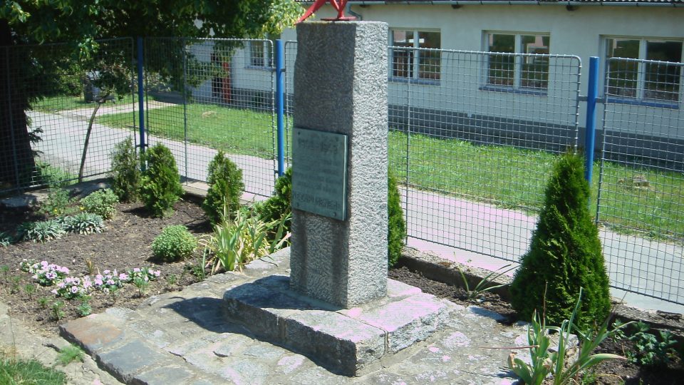 2 - památník umístěný u hlavní silnice vedle tábora v 60. letech