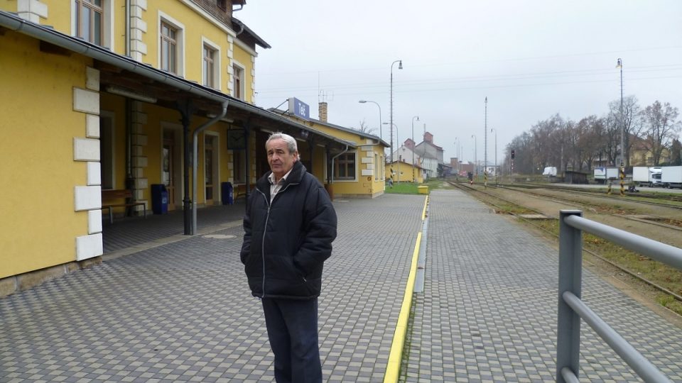 Antonín Zažímal na peróně telčského nádraží