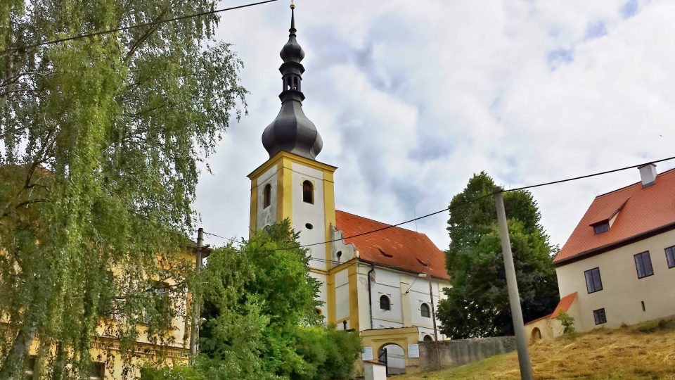 Kostelní návrší v Brodu nad Tichou – škola, kostel sv. Jakuba a fara