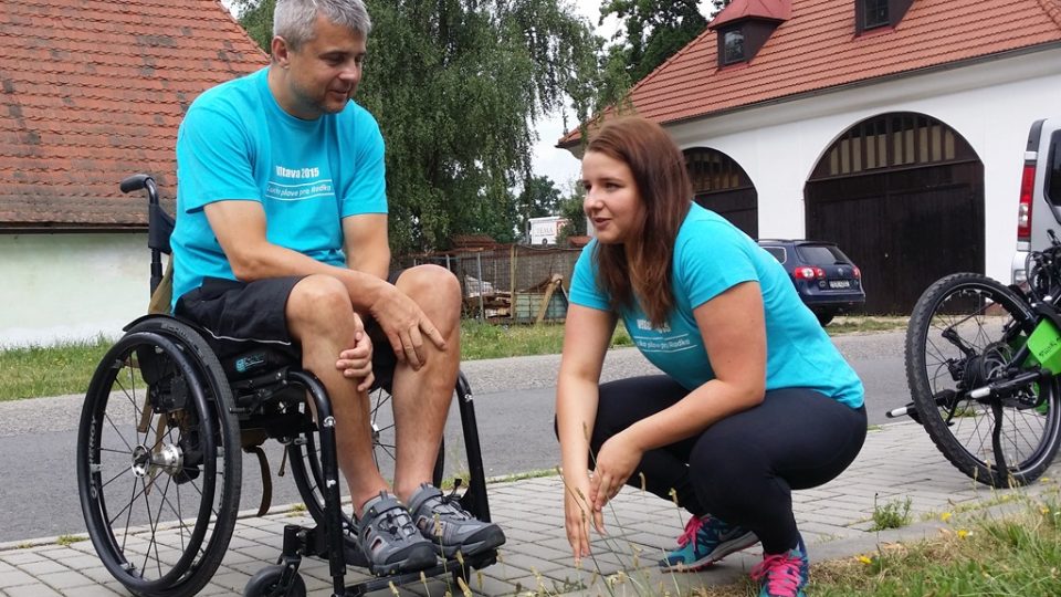 Lucie Leišová zahájila svou plavbu v Lannově loděnici v Českých Budějovicích. Pomáhá vozíčkáři Radku Duchoňovi