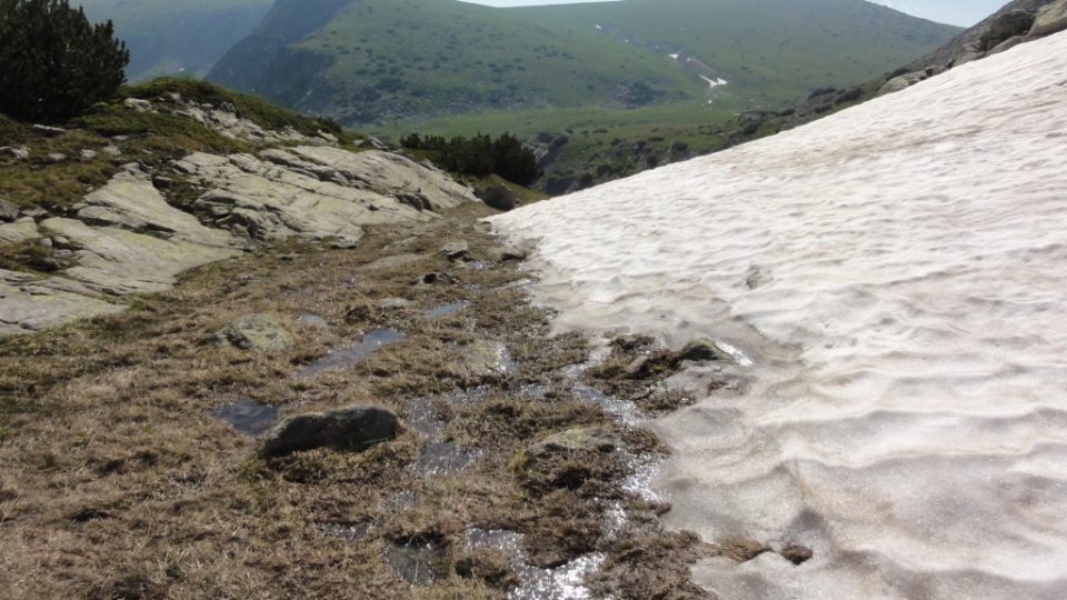 V červenci jsou v Rile ještě zbytky sněhu