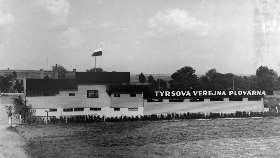 Pohled na historickou budovu Tyršovy plovárny