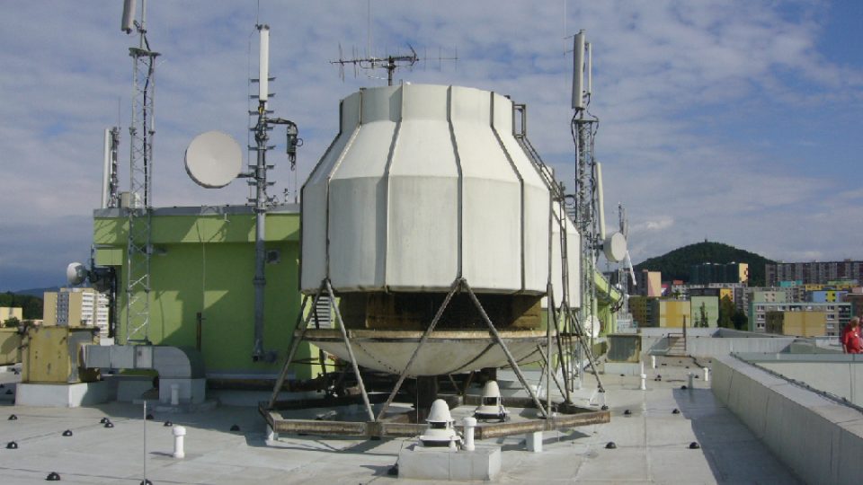 Věže chladícího zařízení na střeše českolipské nemocnice